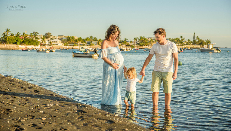 shooting famille pieds dans l'eau Réunion A&JP